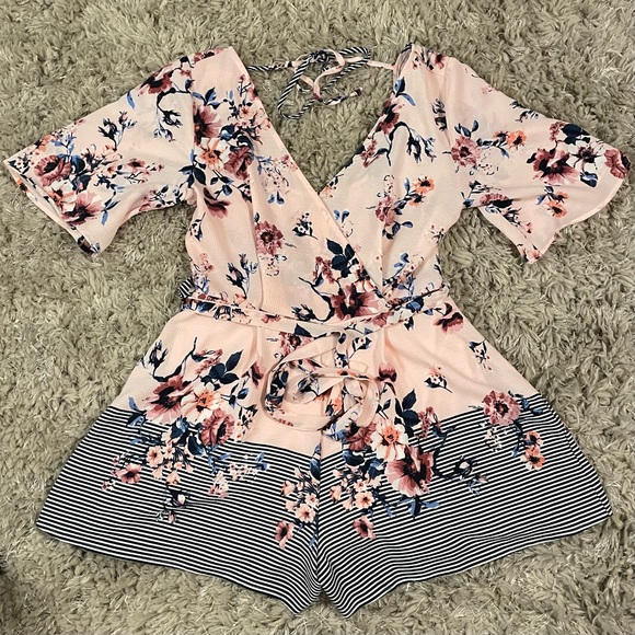 Trixxi Clothing Company Kristie Floral Surplice Romper | Size: M (Juniors) - Picture 4 of 6